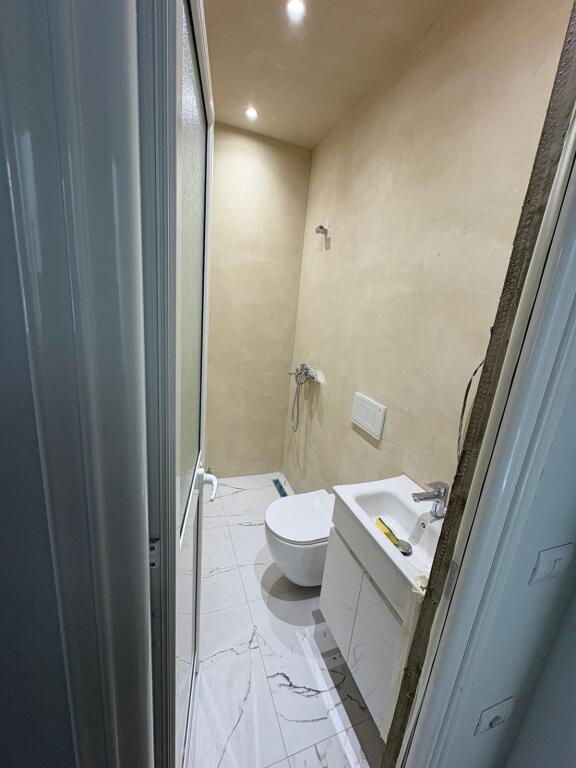 Gazoniere 30 m2,e mobiluar ,rr peti liqenii thate 400euro perfshire drita,uje,wifi