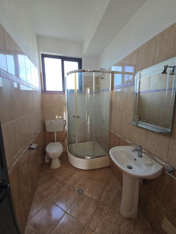 JEPET ME QERA KATI TRETE 2+1+2 I NJE VILE PRIVATE NE RRASHBULL DURRES