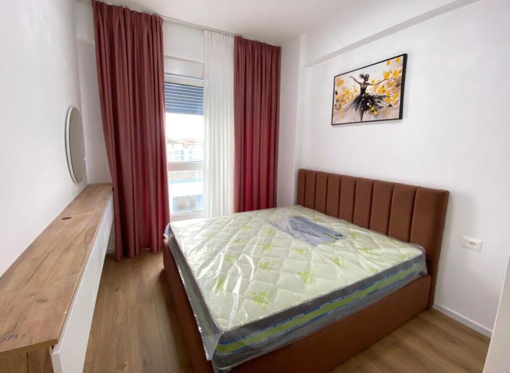 Jepet me Qera 1+1 i mobiluar, Fresku, Tiranë
