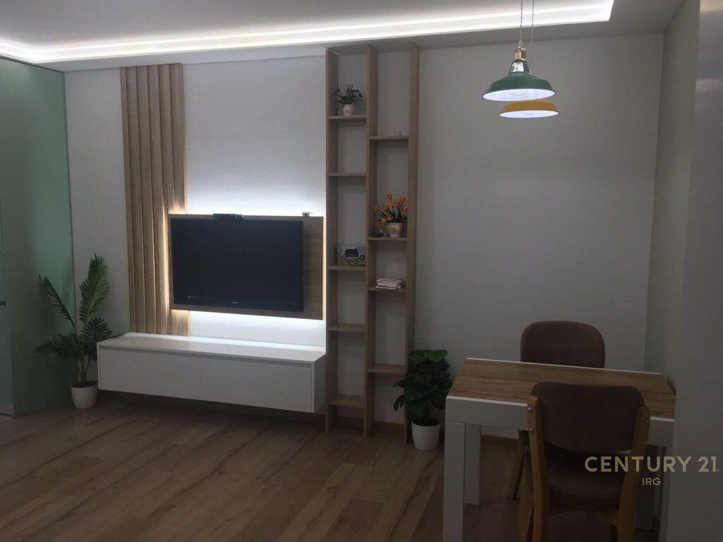 Apartment 1+1 at Komuna e Parisit 165,000 €