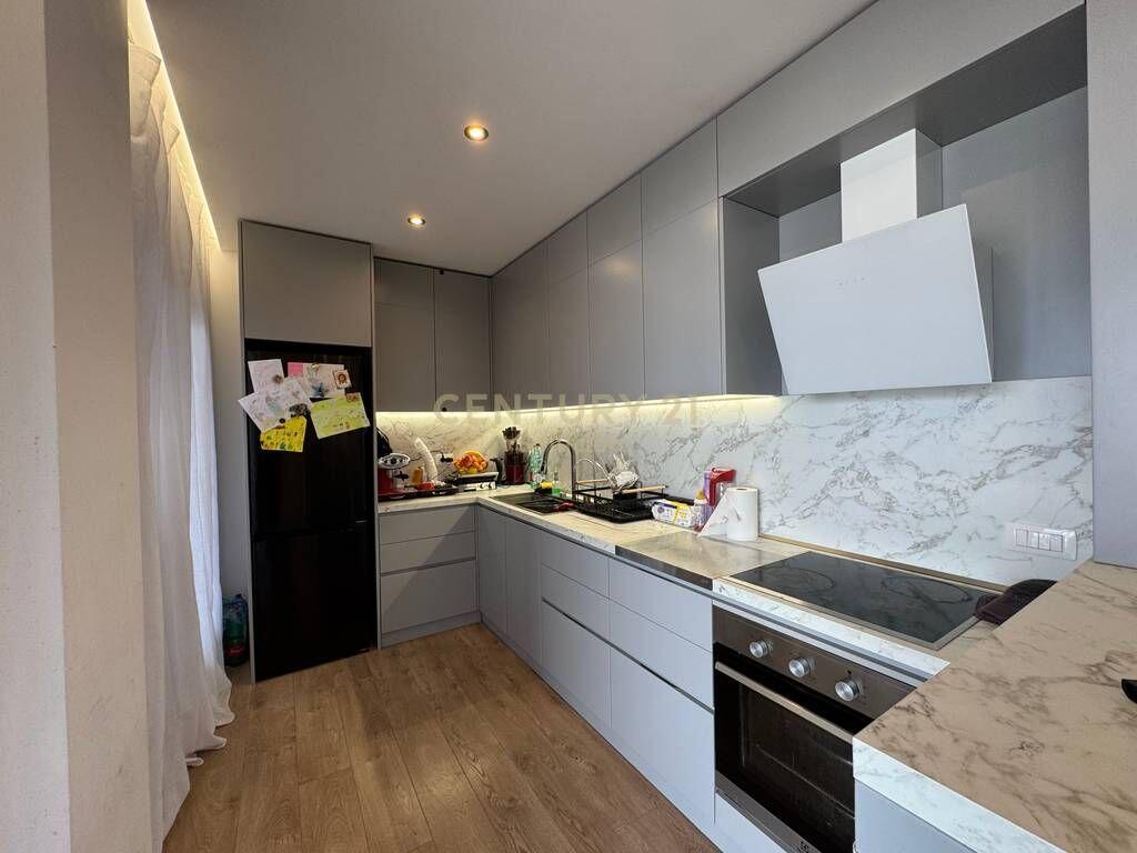 SHESIM 2+1 PRANE XHAMISE TE KOPSHTI BOTANIK 300,000 €