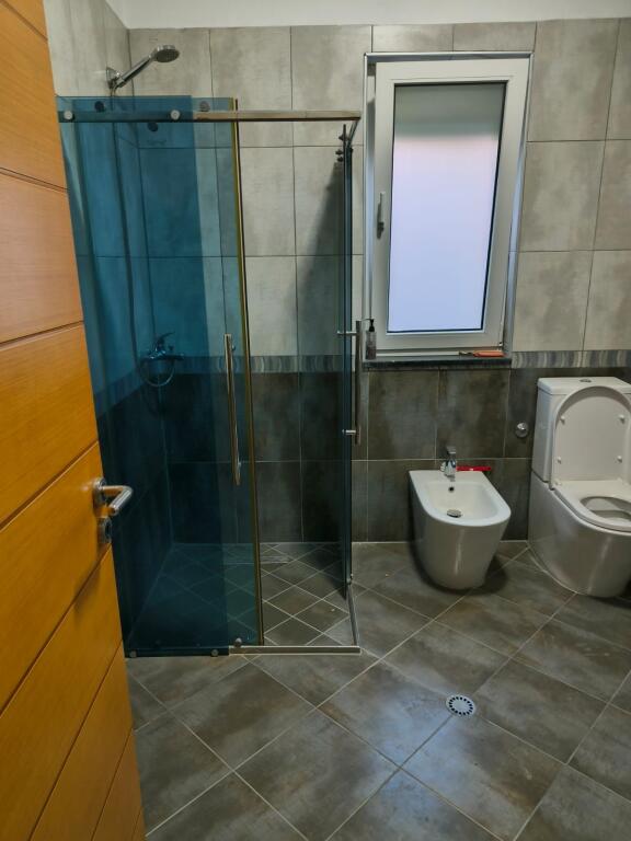 Jepet me qira 4+1 . kati i nje Vila 3 kateshe
