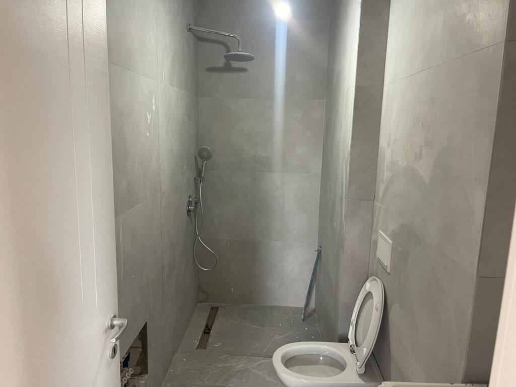 🏢 Jepet me Qira – Zyrë 2+1+2 në Garden Building, Tiranë 🌿