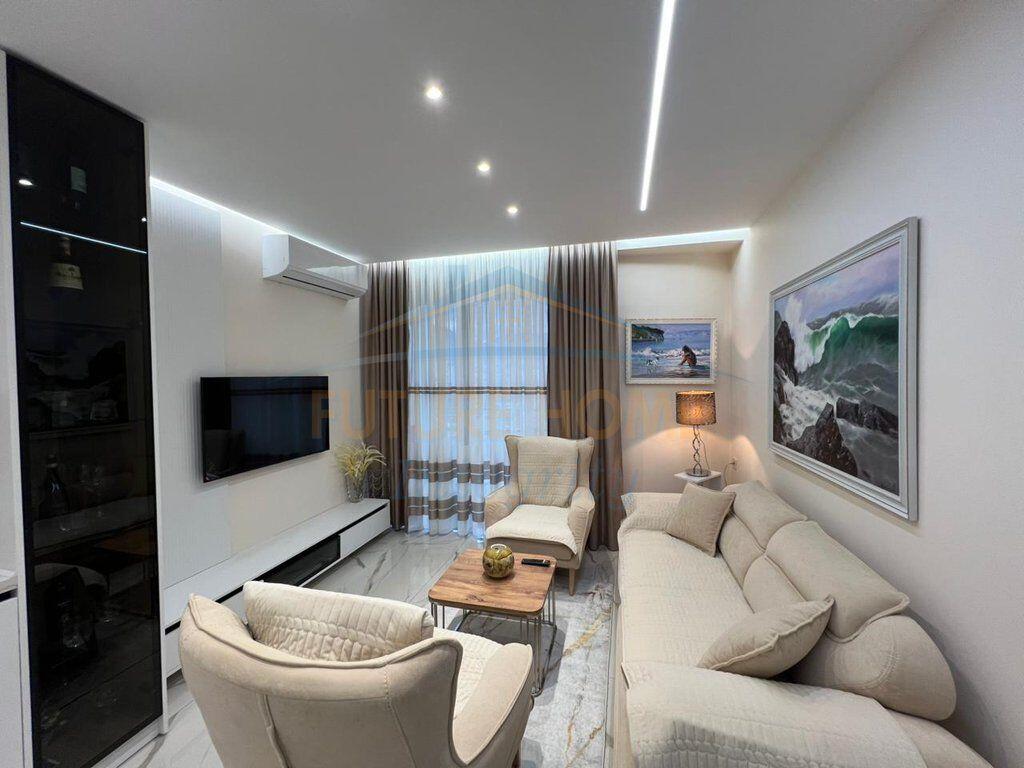 Jepet me Qera Apartament 2+1+Ballkon ne Rrugen Mine Peza, Golden Tower Residence.