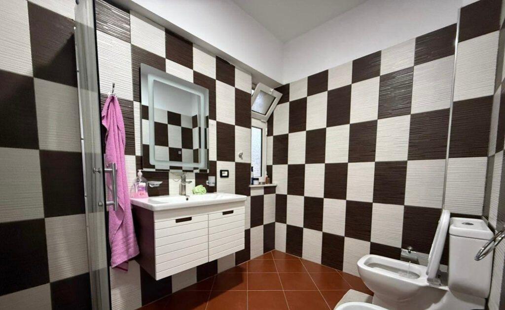 Appartamento 2+1+Posto Auto In Affitto al Lago Secco, Tirana - 800€ | 111.33 m²