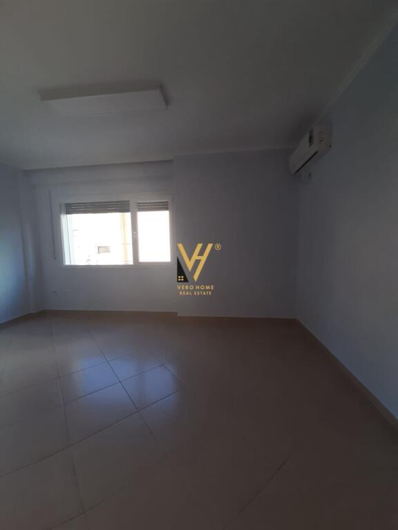 JEPET ZYRE 97 M2 ME QIRA NE QENDER 800 EURO