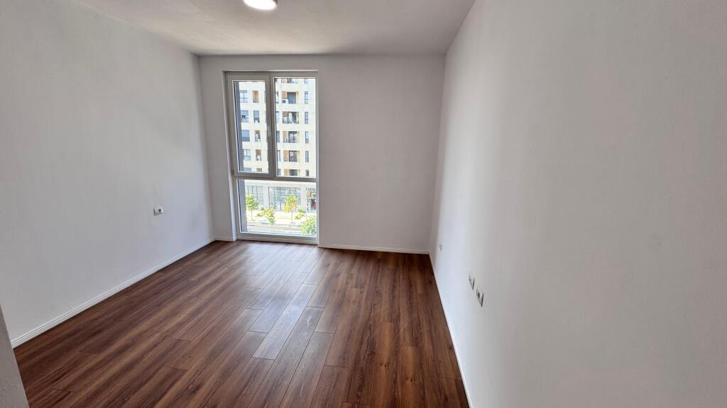 📣 QERA Apartament 2+1+2 (Per Zyre) 📍 Ish Fusha e Aviacionit ✨   🏢 Ndertim i Ri  🪜 Kati 2 (Me Ashensor)  🛋️ Investuar Me: Sistem Kondicionimi, Parket, Ndricim, Kuzhine e Pjesshme.   💶 Cmimi 75.000 Leke Bruto