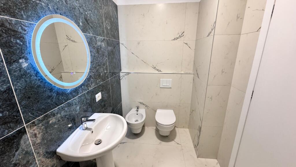 📣 QERA Apartament 2+1+2 (Per Zyre) 📍 Ish Fusha e Aviacionit ✨   🏢 Ndertim i Ri  🪜 Kati 2 (Me Ashensor)  🛋️ Investuar Me: Sistem Kondicionimi, Parket, Ndricim, Kuzhine e Pjesshme.   💶 Cmimi 75.000 Leke Bruto