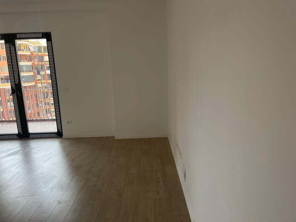 🏢 Jepet me Qira – Zyrë 2+1+2 në Garden Building, Tiranë 🌿