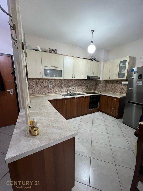 Japim me qira apartament 1+1 tek Petro Nini Luarasi!
