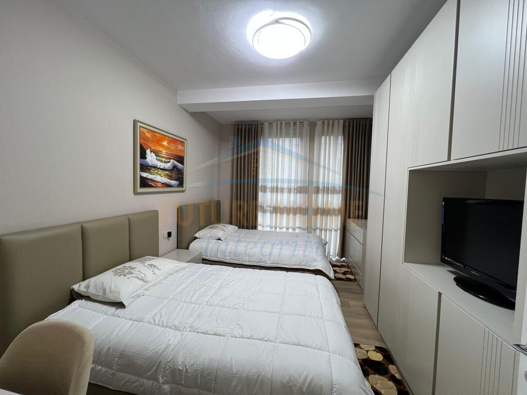 Jepet me Qera Apartament 2+1+Ballkon ne Rrugen Mine Peza, Golden Tower Residence.