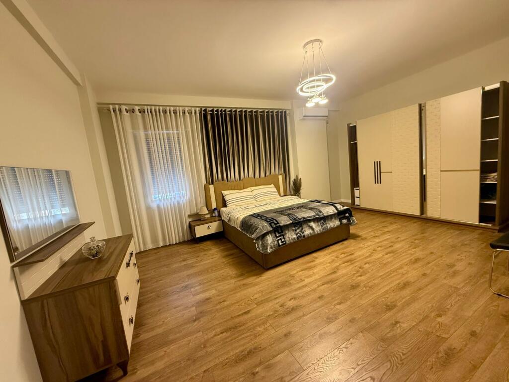 Apartament 2+1+2 tek Komuna e parisit
