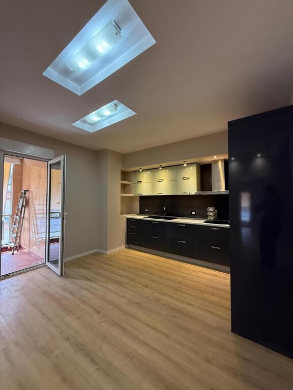 IN VENDITA 2+1 LUSSUOSO – Xhamllik, Residenza Colombo 2