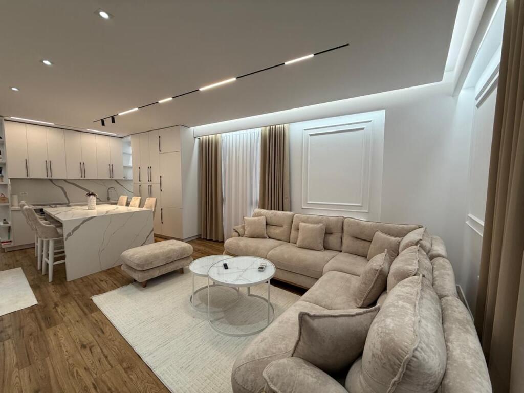 Appartamento moderno in affitto 2+1+2 nella zona del Nuovo Boulevard