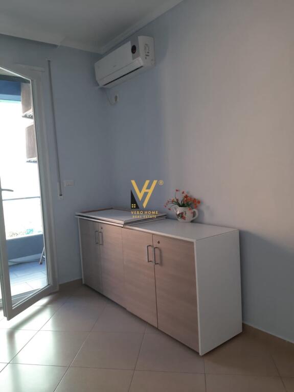 JEPET ZYRE 97 M2 ME QIRA NE QENDER 800 EURO