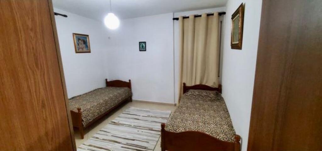 📣 QERA Apartament 2+1 Me Garazh 📍 Te Prokuroria, Tirane 🛣️ Rruga "Mine Peza" ✨   🏢 Ndertim i Ri  🪜 Kati 4 (Me Ashensor)  🛋️ Totalisht i Mobiluar  🚗 Perfshihet Garazh Personal   💶 Çmimi 75.000 Leke / Muaj