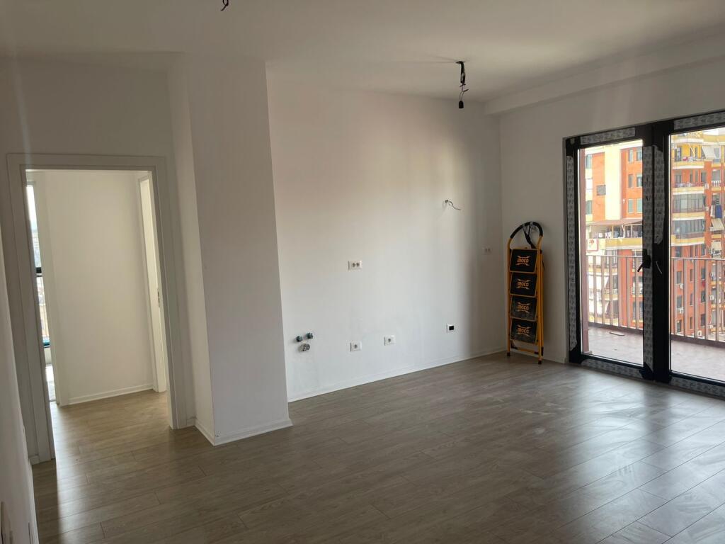 🏢 Jepet me Qira – Zyrë 2+1+2 në Garden Building, Tiranë 🌿