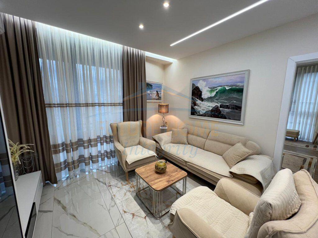 Jepet me Qera Apartament 2+1+Ballkon ne Rrugen Mine Peza, Golden Tower Residence.