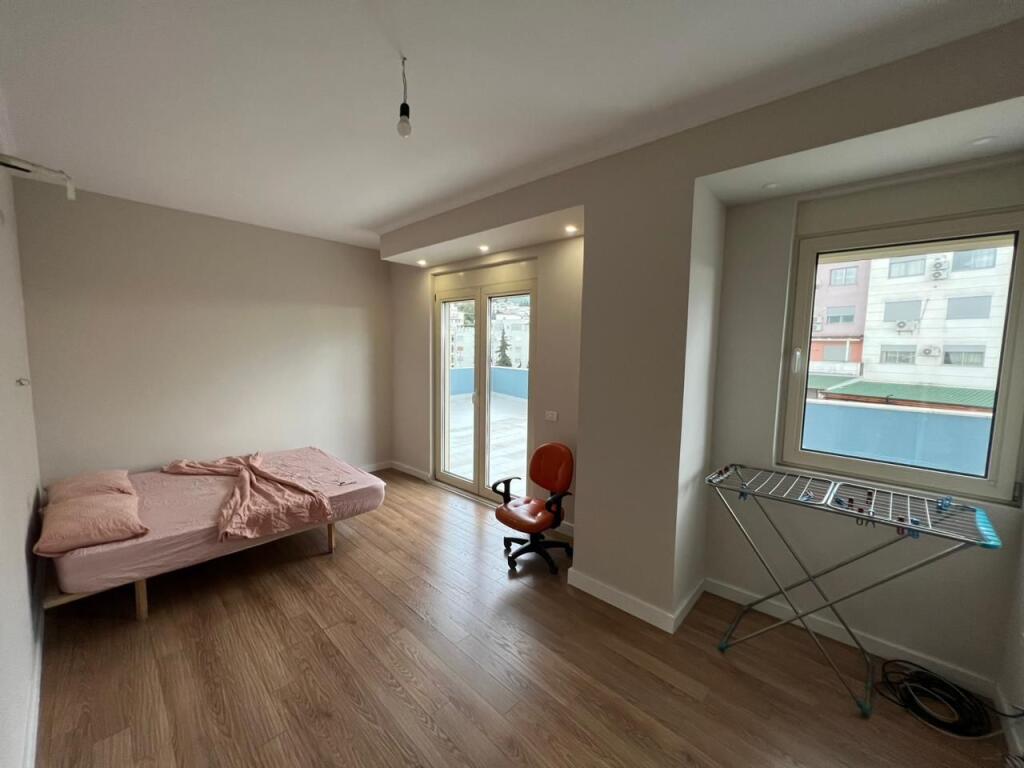 📣 QERA (PENTHOUSE) Apartament 2+1 Me 2 Tualete Dhe Verande 📍 Fresk, Prane Kompleksit Rafaelo ✨   🏢 Ndertim i Ri  🪜 Kati 7 (Me Ashensor)  🛋️ Mobiluar Me Kushte Bashkekohore  📐 Siperfaqe Neto 102 m2 + 170 m2 Verande   💶 Cmimi 500 Euro