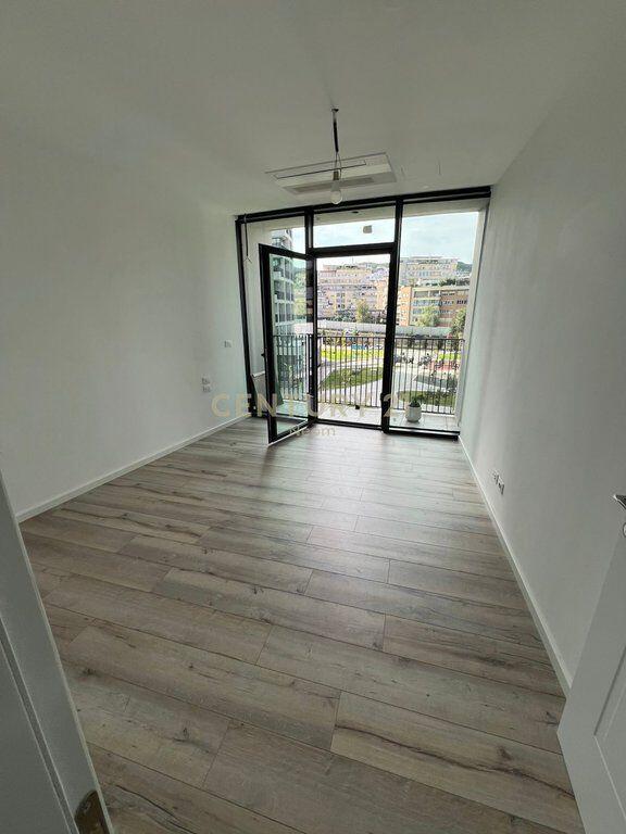 JEPET ME QIRA AMBIENT KOMERCIAL ME POST PARKINMI TE LAKE VIEW! 1,200 € /Muaj