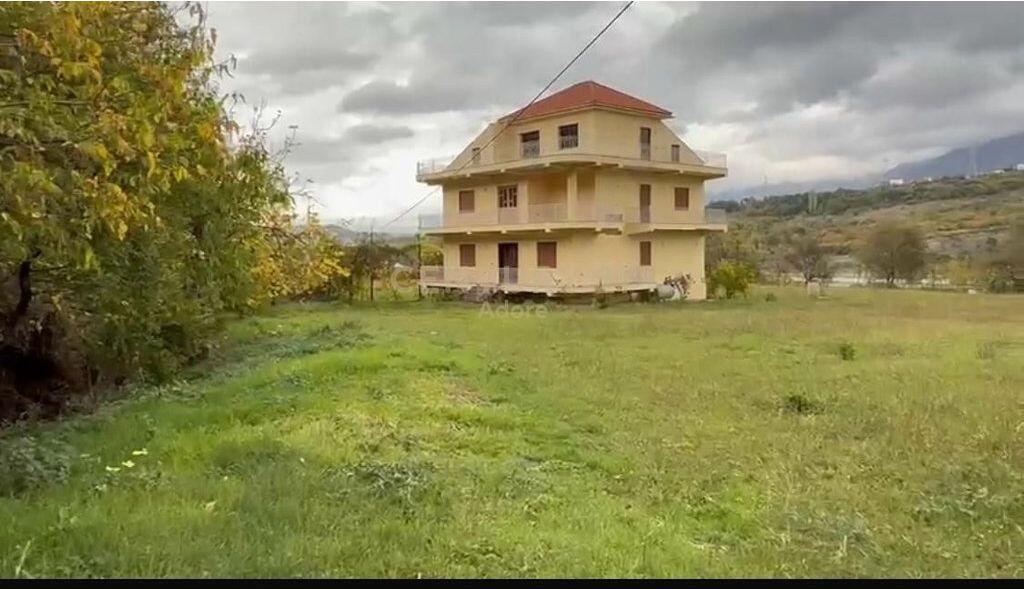 Shitet vilë 3-katëshe në Mullet 450,000 €