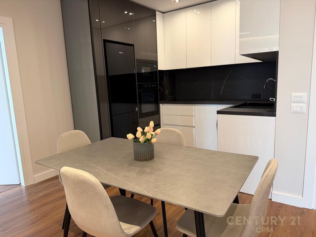Jepet me qira apartament 2+1+2 te Hoxha Tahsim