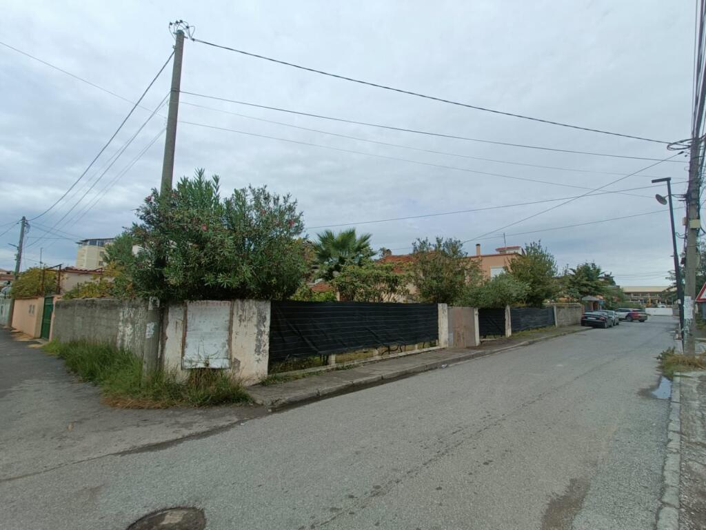 Shiten 2 shtëpi dykatëshe me truall në Durrës Plazh
