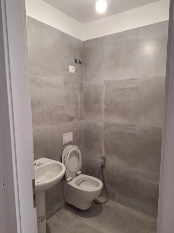 OFFICE FOR RENT 40 M2 MYSLYM SHYRI 900 EURO