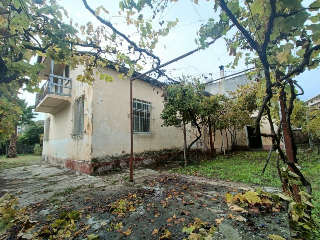 Shiten 2 shtëpi dykatëshe me truall në Durrës Plazh