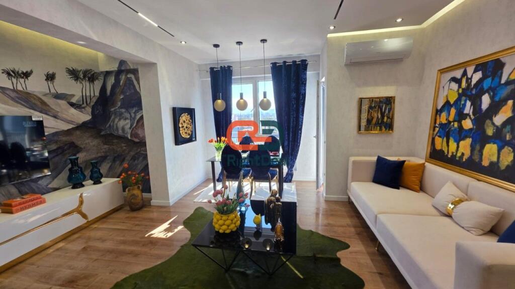 Tek 21 Dhjetori ,Shitet Super Apartament 2+1 Me Super Vendndodhje!!!