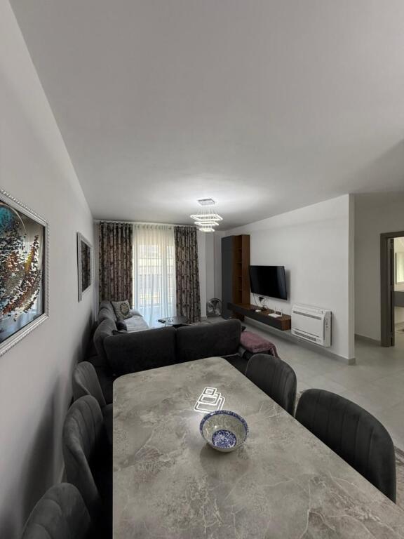 Me Qira – Apartament 3+1+2, Rruga “5 Maj”, Tiranë