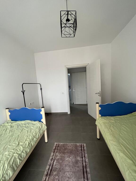 Apartament 2+1, Kamëz!
