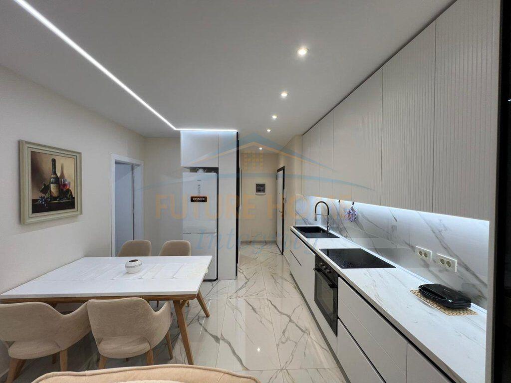 Jepet me Qera Apartament 2+1+Ballkon ne Rrugen Mine Peza, Golden Tower Residence.