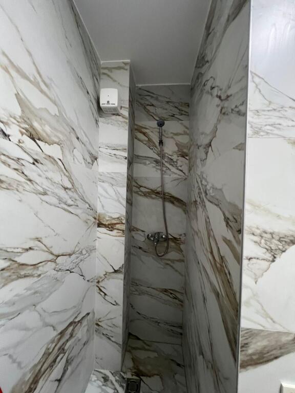 🏡 Appartamento in affitto – Golden Tower, Via Mine Peza, Tirana💶 Prezzo: 90000 Leke/mese