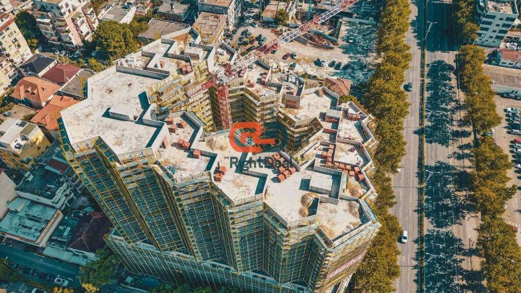 Nel Complesso "Colonnade", Vicino a Zogu i Zi, Appartamento 2+1+2 Con Spazi Ampi In Vendita !!