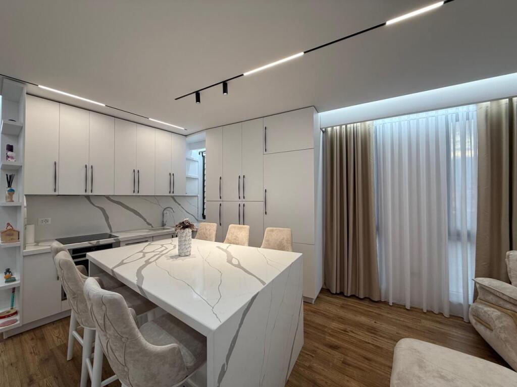 Appartamento moderno in affitto 2+1+2 nella zona del Nuovo Boulevard