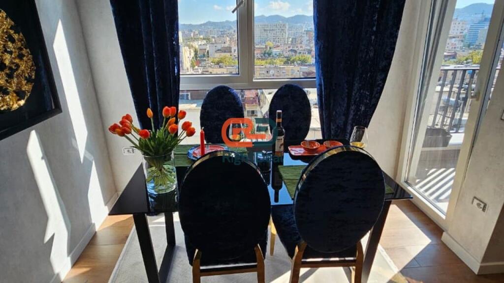 Tek 21 Dhjetori ,Shitet Super Apartament 2+1 Me Super Vendndodhje!!!