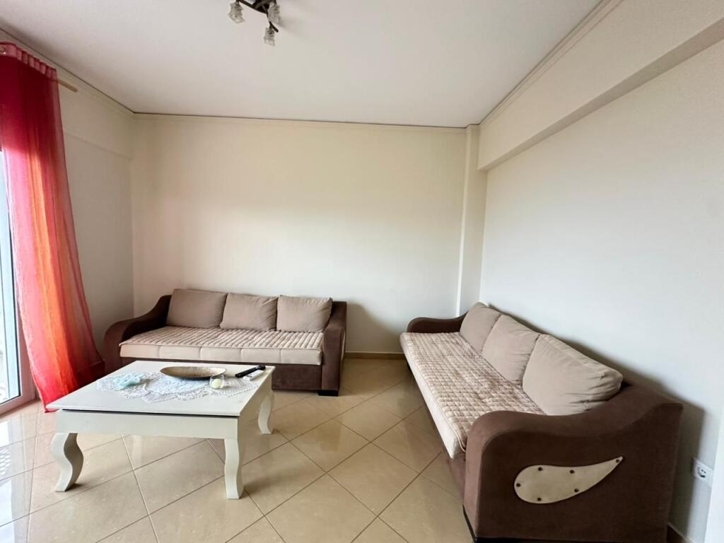 Jepet me Qira Apartament 2+1 ne Uje te Ftohte, Vlore