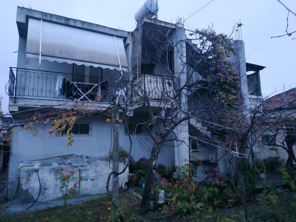 Shiten 2 shtëpi dykatëshe me truall në Durrës Plazh