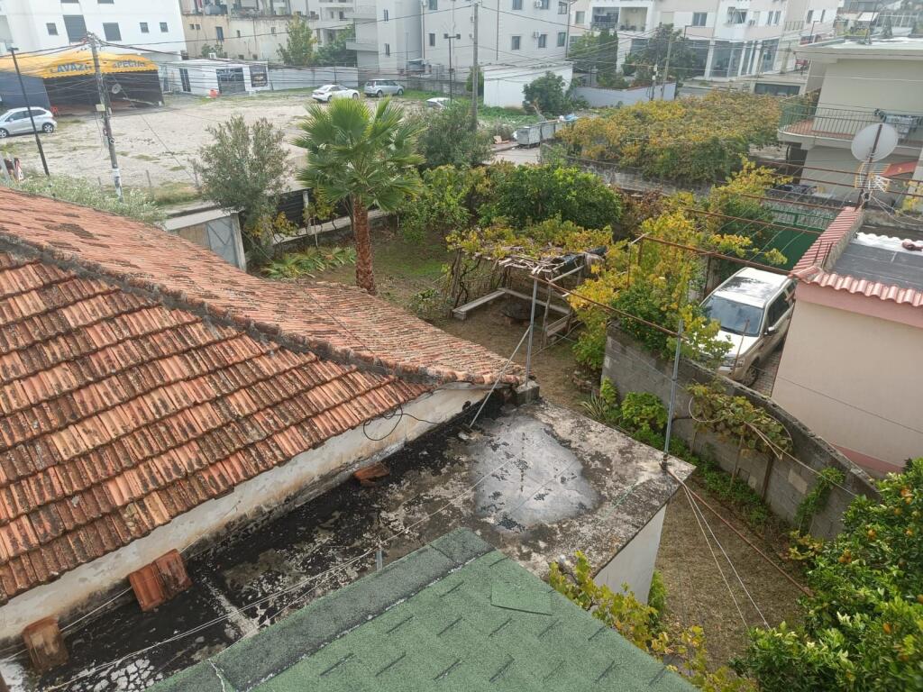Shiten 2 shtëpi dykatëshe me truall në Durrës Plazh