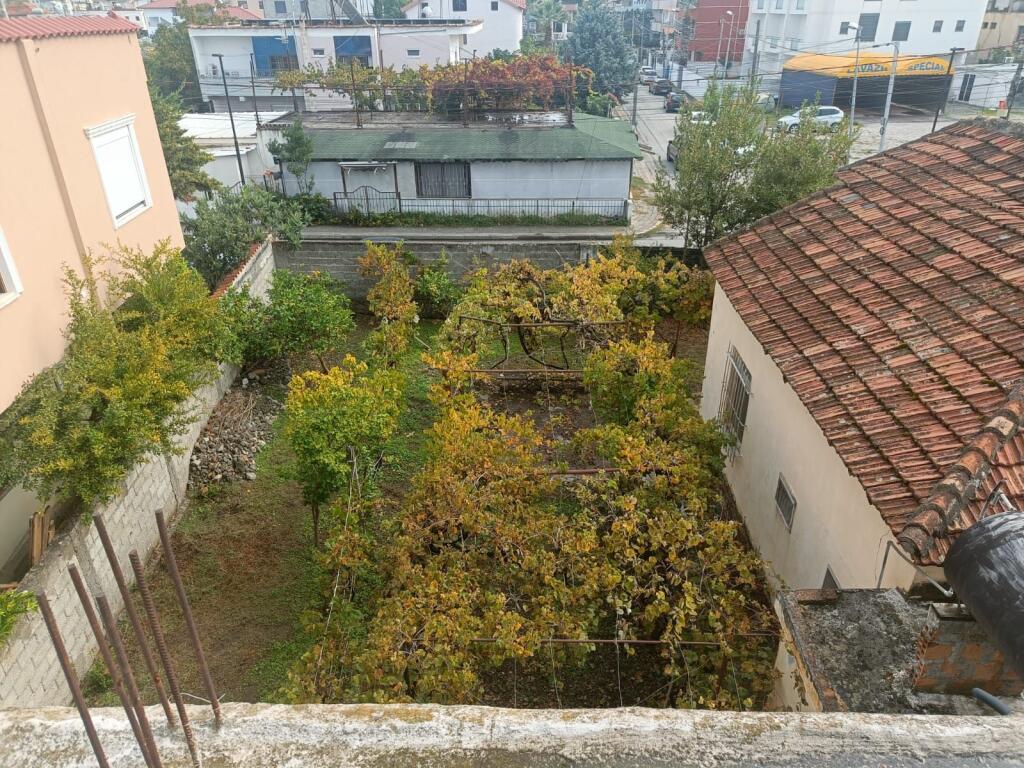 Shiten 2 shtëpi dykatëshe me truall në Durrës Plazh