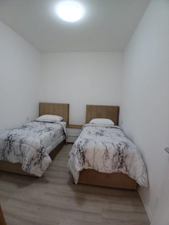 🏢 Appartamento in affitto 2+1 – Centro di Tirana (Zogu i Zi)  📍 Vicino a Karburant Gazheli  🛏️ 2+1 | 📐 76 m² | 🏙️ 4° piano | 🏢 Palazzo nuovo con ascensore 🪑 Completamente arredato 💶 Prezzo: 900€ / mese 👫 Preferiti coppie o famiglie!