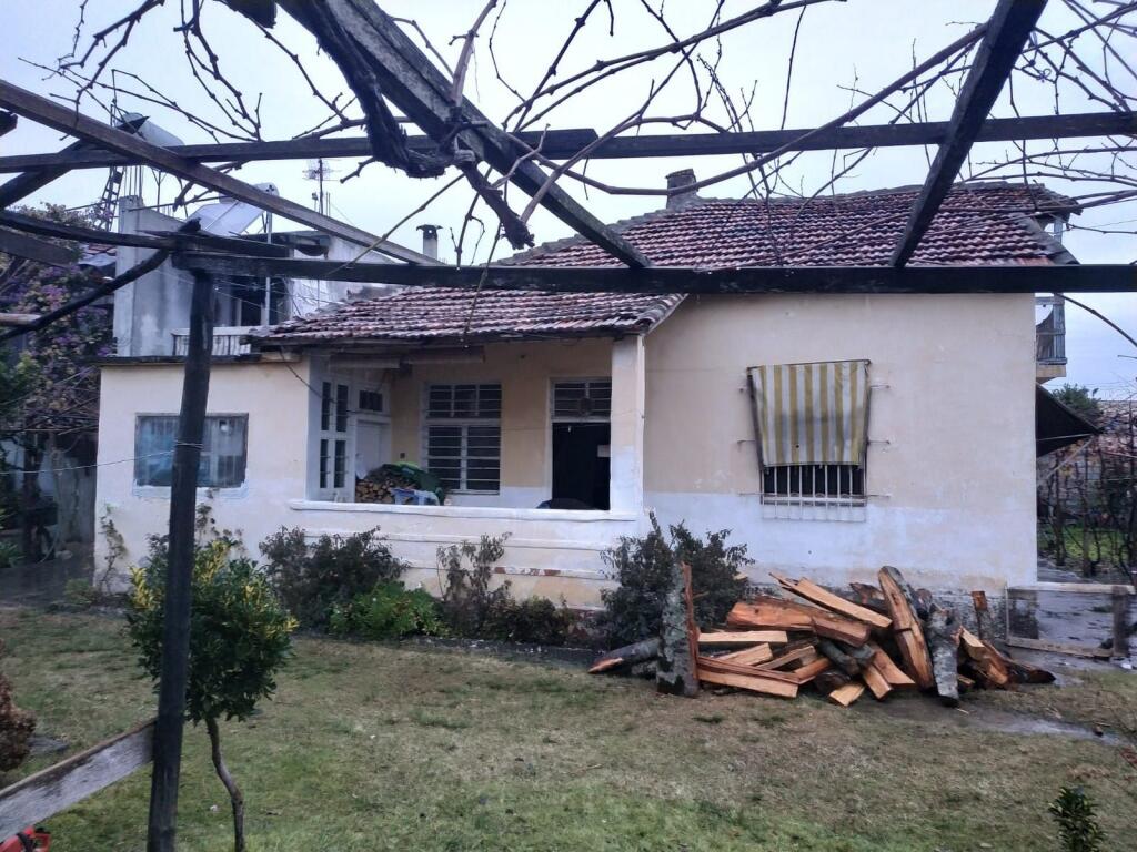 Shiten 2 shtëpi dykatëshe me truall në Durrës Plazh