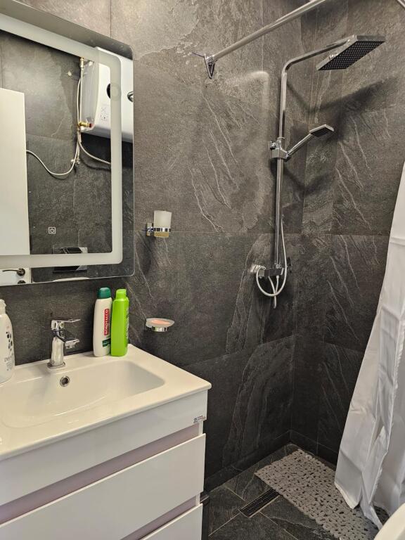 APARTAMENT 1+1 PER QIRA TEK RRUGA FORTUZI