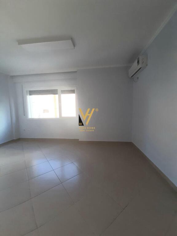 JEPET ZYRE 97 M2 ME QIRA NE QENDER 800 EURO