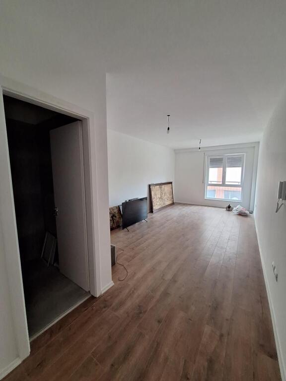 OFFICE FOR RENT 40 M2 MYSLYM SHYRI 900 EURO