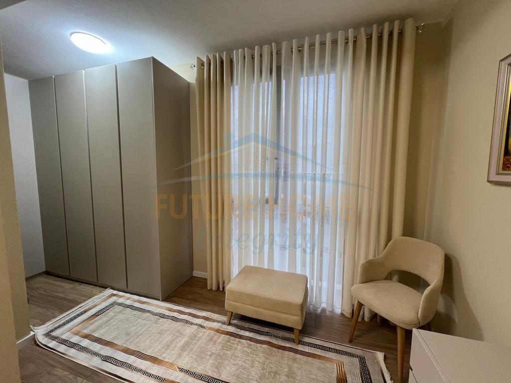 Jepet me Qera Apartament 2+1+Ballkon ne Rrugen Mine Peza, Golden Tower Residence.