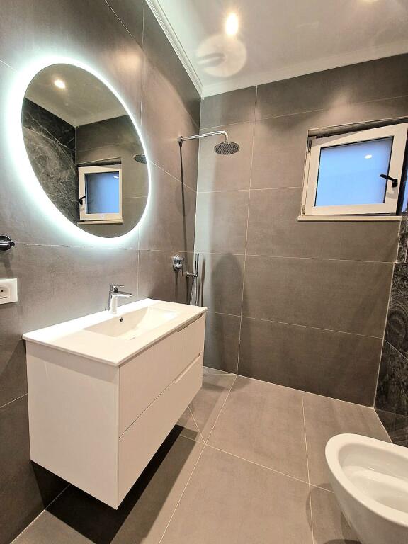 Luxury villa, 5 km from Qerreti beach, (entrance to the northern ring of Kavaja)