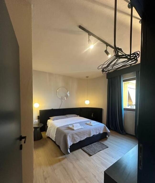 Apartament elegant 1+1 me ballkon dhe pamje panoramike – Bulevardi “Zogu i Parë”, Qendër, 650€/muaj