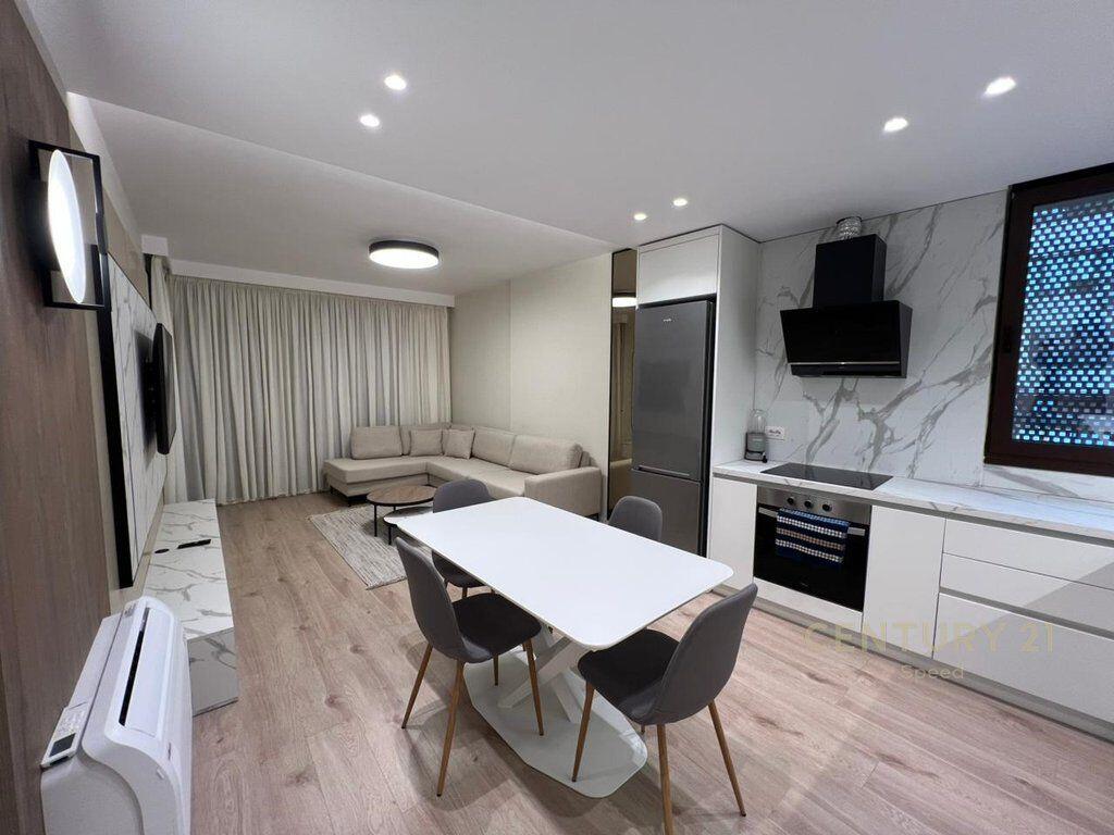 Apartament 1+1 + post parkimi ne rrugen e Barrikadave, prane Qendres!